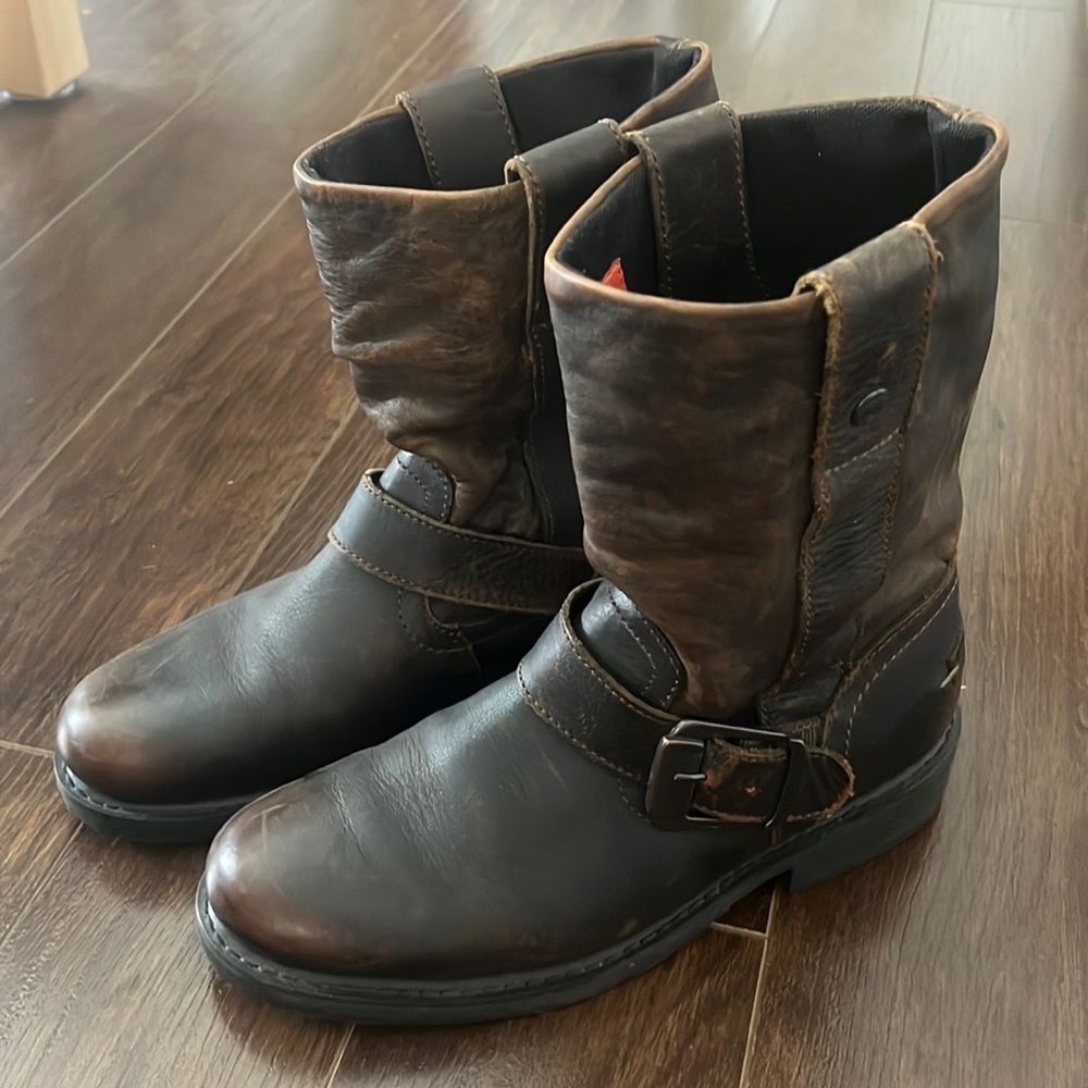 Dark brown leather Harley Davidsoon boots